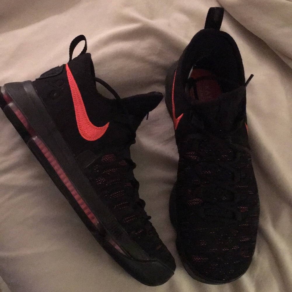 Men’s basketball sneakers